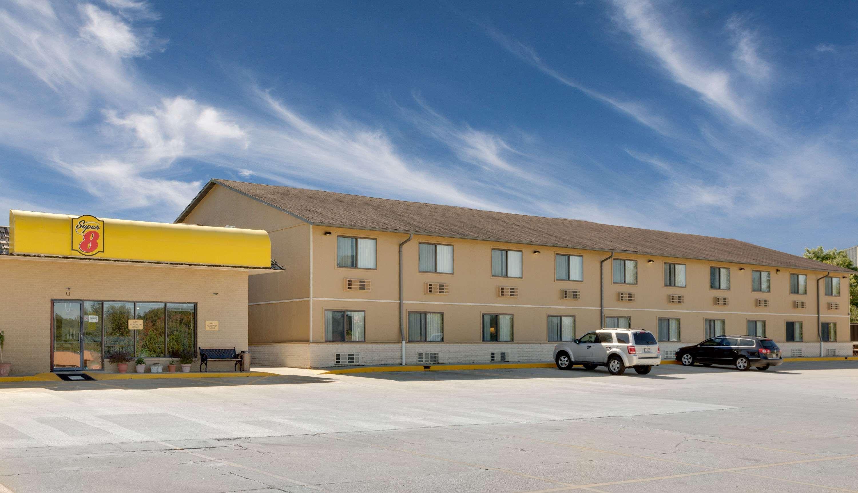 Super 8 By Wyndham Macomb Motel Exterior photo