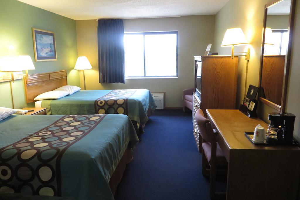 Super 8 By Wyndham Macomb Motel Room photo